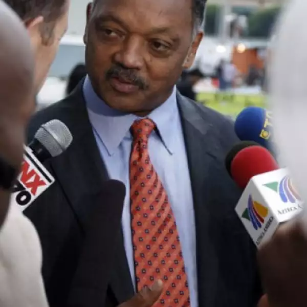 Jesse Jackson se tomó unos minutos para hablar con la prensa.