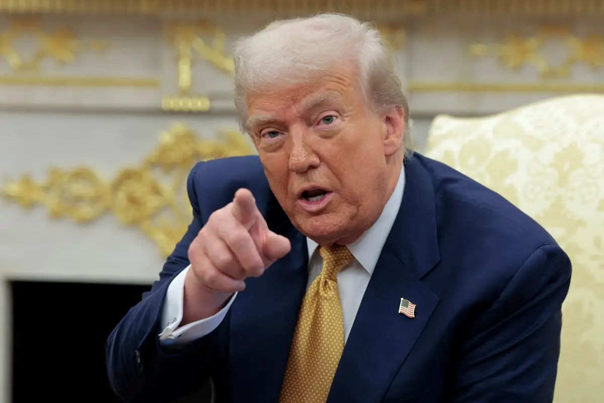 El presidente de los Estados Unidos, Donald Trump, llama a un reportero durante una reunión con el presidente filipino Ferdinand Marcos Jr. en la Oficina Oval de la Casa Blanca el 22 de julio de 2025 en Washington, DC. Se espera que Trump y Marcos discutan los aranceles comerciales, el aumento de la cooperación en materia de seguridad frente al creciente poder marítimo de China en el Mar de Filipinas Occidental y otros temas.