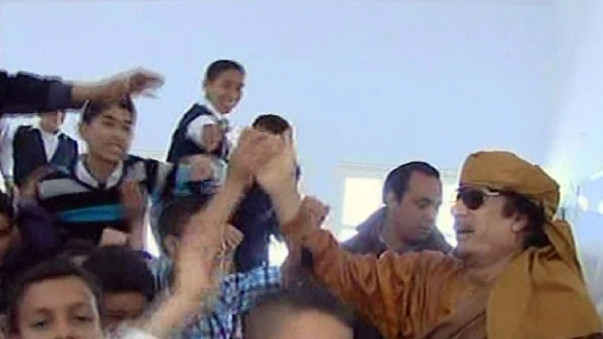 lider libio en una escuela de tripoli