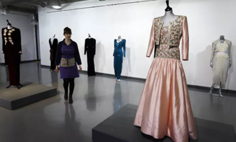 La selección de los vestidos muestra la evolución de la ex aristócrata británica desde la ingenuidad hasta convertirse en un ícono de la moda global. (Foto: AP)
