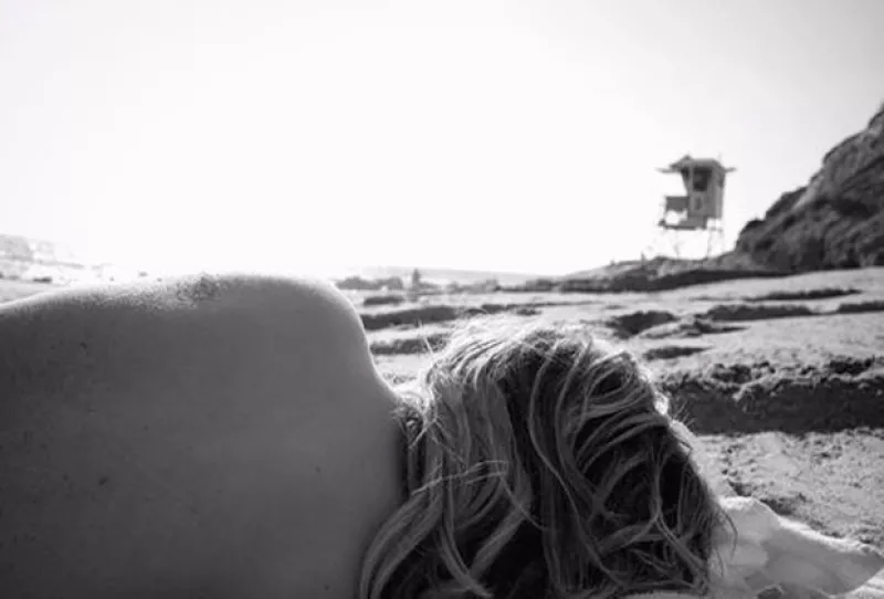 Después de criticar a Kim Kardashian por publicar una foto desnuda, la actriz publicó una imagen de su espalda que despertó críticas.