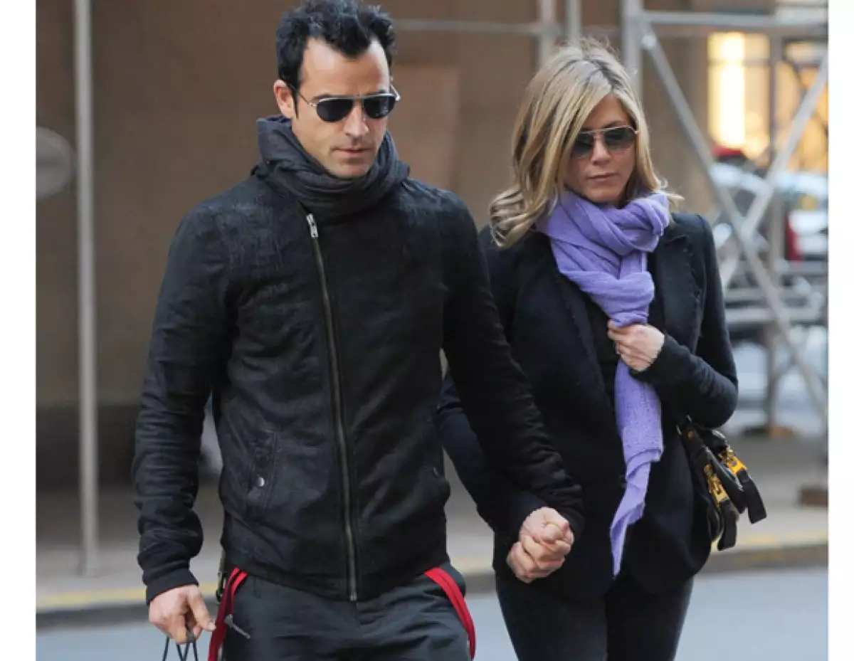 La actriz prepara su boda con su comprometido, Justin Theroux, para julio próximo en la isla griega de Creta, se informó hoy en medios del espectáculo en California.
