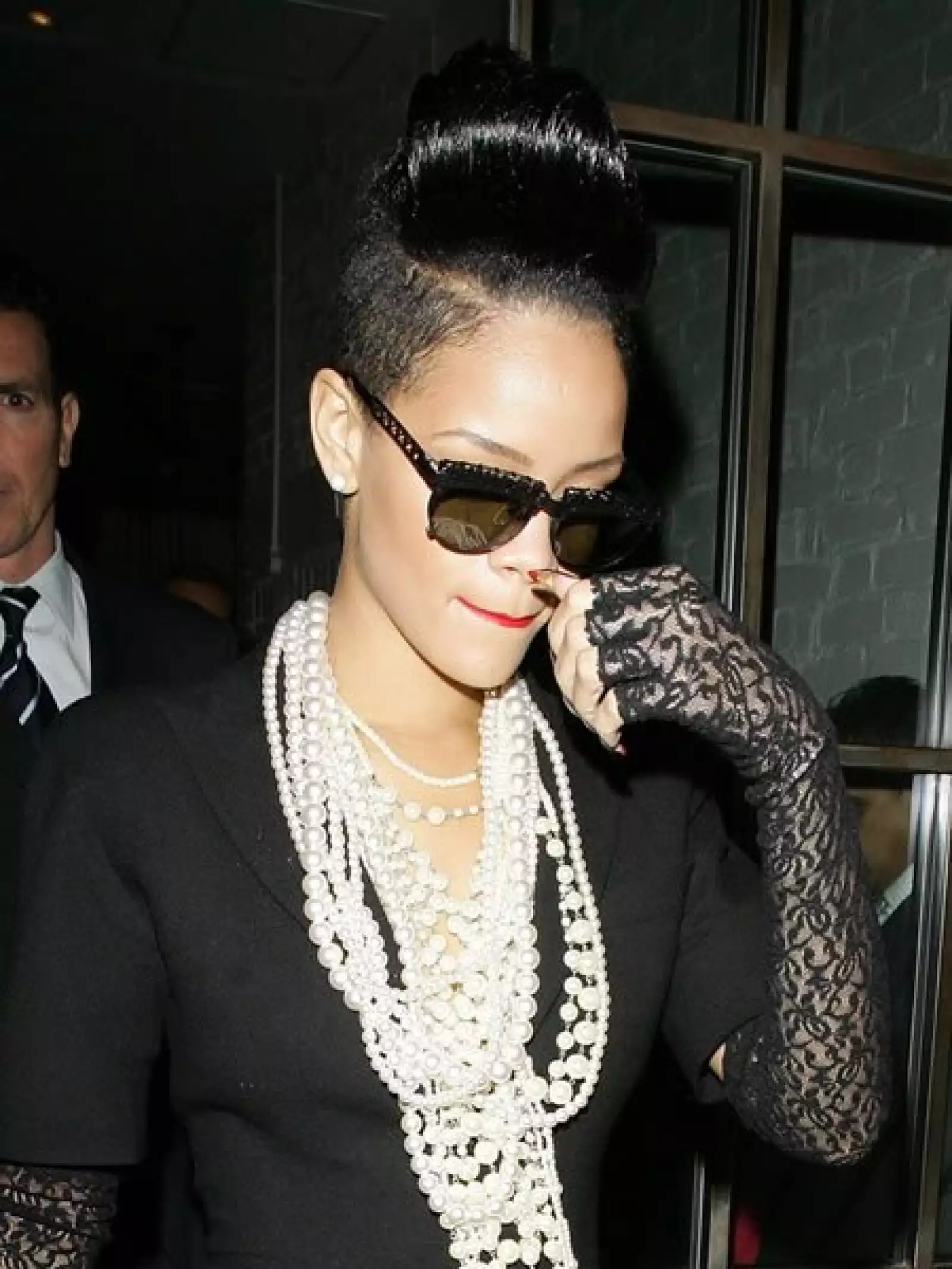 Perlas, guantes de encaje, lipstick rojo: para Rihanna nada es exagerado.