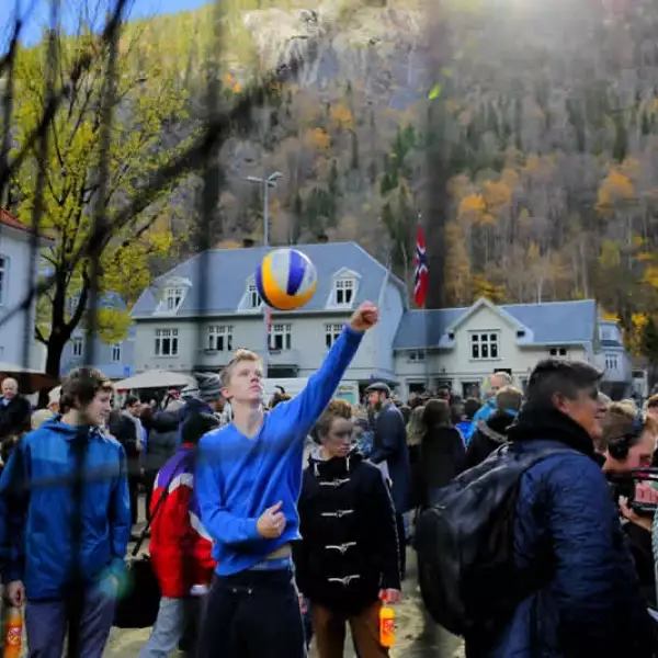 poblado de noruega recibe la luz del sol