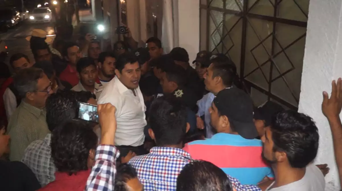 El coordinador de campaña del PRI en Puebla, Alejandro Armenta, encabezó al grupo que reclamaba la liberación de los brigadistas.