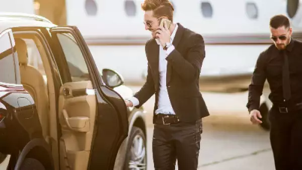 auto y guardaespaldas