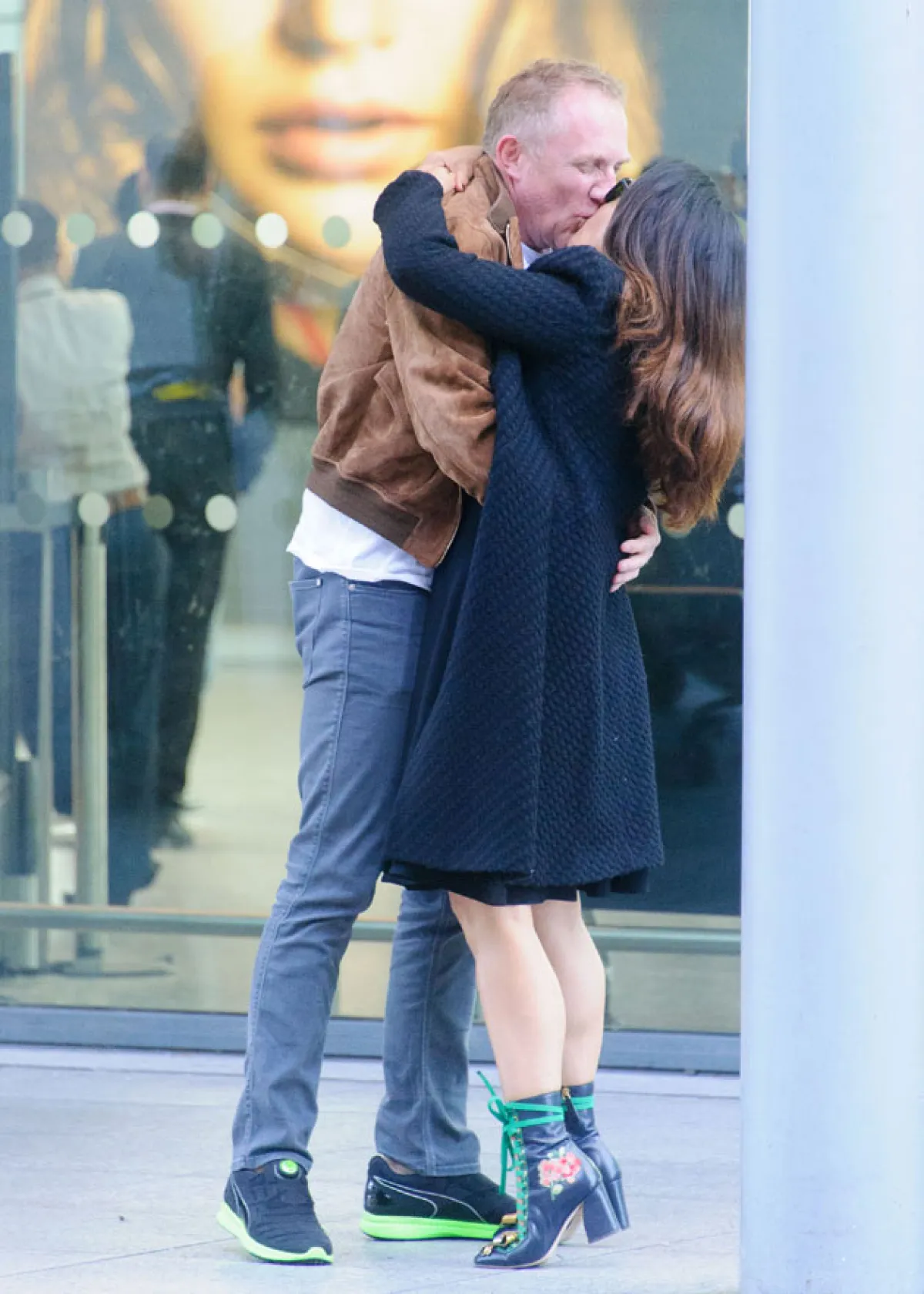 Este fue el romántico momento captado por los paparazzi.