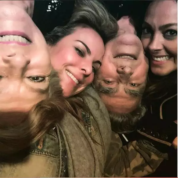 Kate del Castillo junto a su familia.