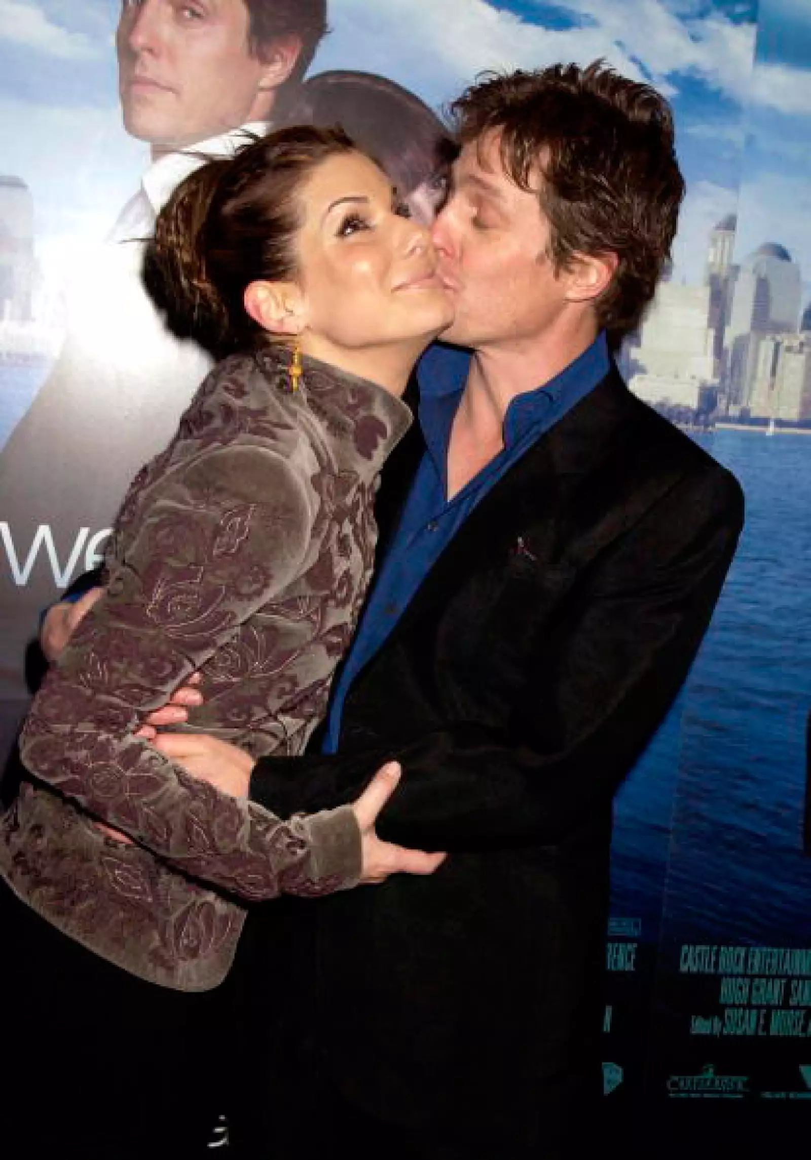 En la premiere de Amor a Segunda Vista, Hugh Grant no pudo evitar acercar a Sandra Bullock para plantarle un gran beso en el cachete. A juzgar por su cara, a la actriz le pareció muy divertido.