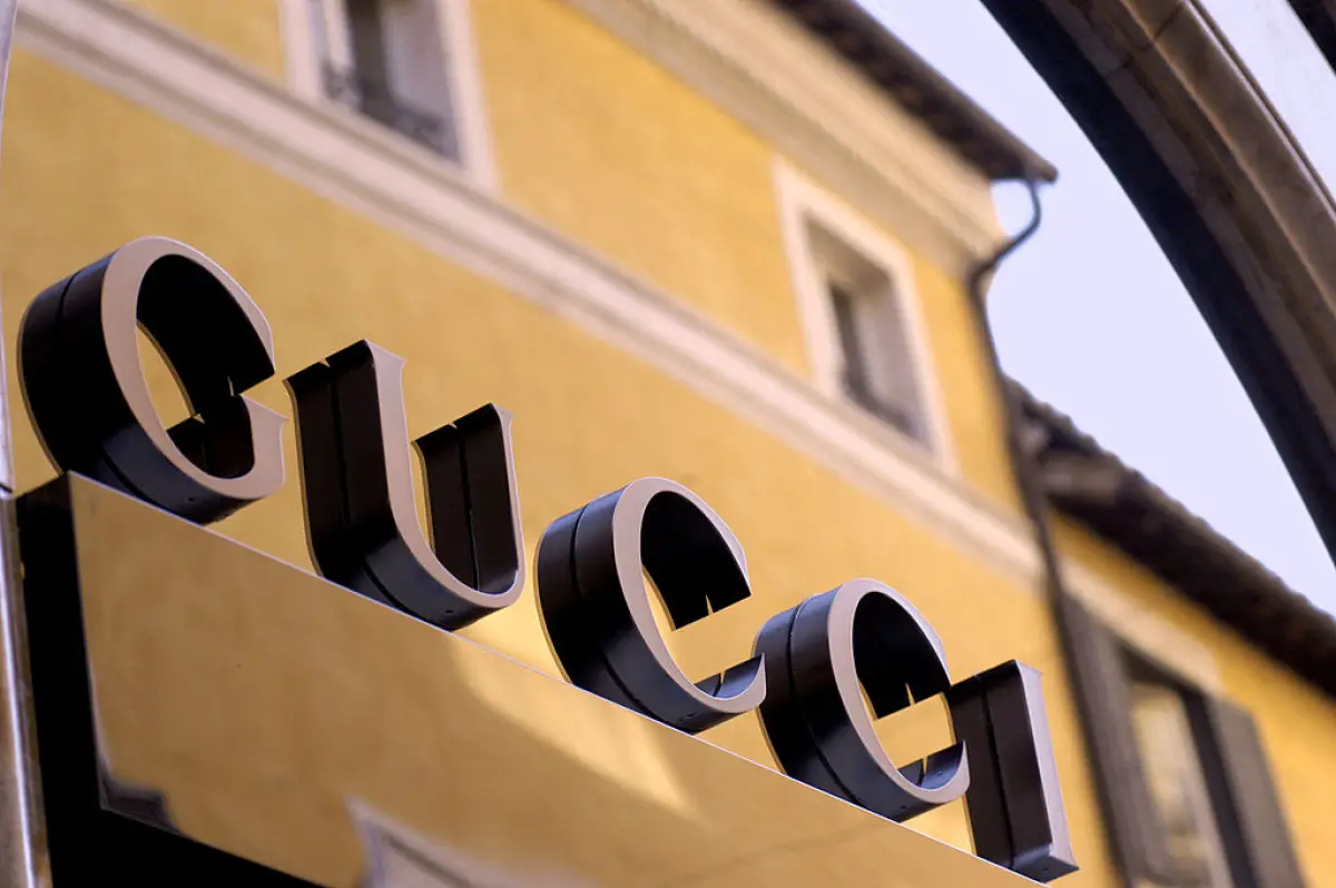 Foto de un anuncio de tienda Gucci en Roma.