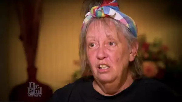 Shelley Duvall en edad adulta mayor con el cabello gris y una mascada en la cabeza.