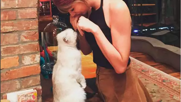 Taylor Swift enloquece a sus fans cada vez que comparte fotografías de su gatita Meredith, con esta encantadora imagen logró 2.1 millones de likes.