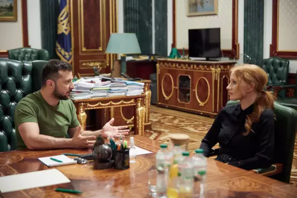 La reunión de Volodymyr Zelenski y Jessica Chastain, en Ucrania. UKRAINE-RUSSIA-US-CONFLICT-WAR-DIPLOMACY-CINEMA