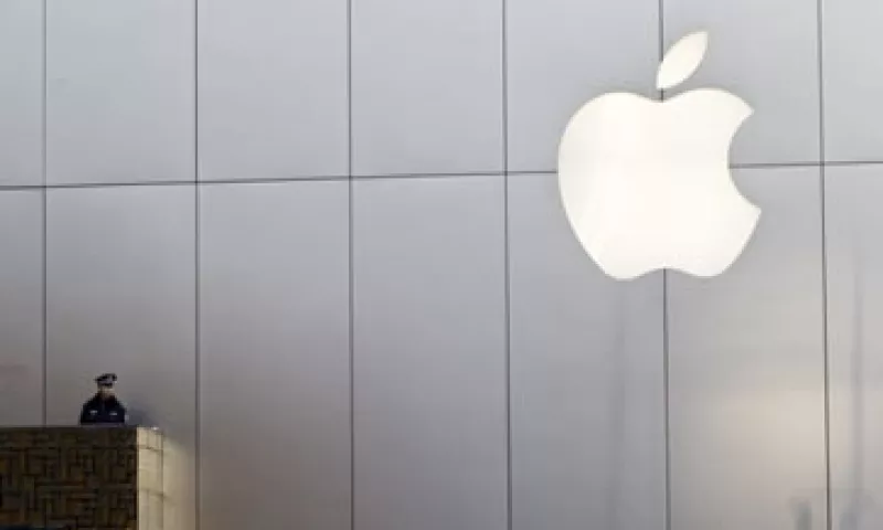 Apple dijo que los clientes podrán seguir pidiendo en dispositivo en Internet o a través de operadores (AP)