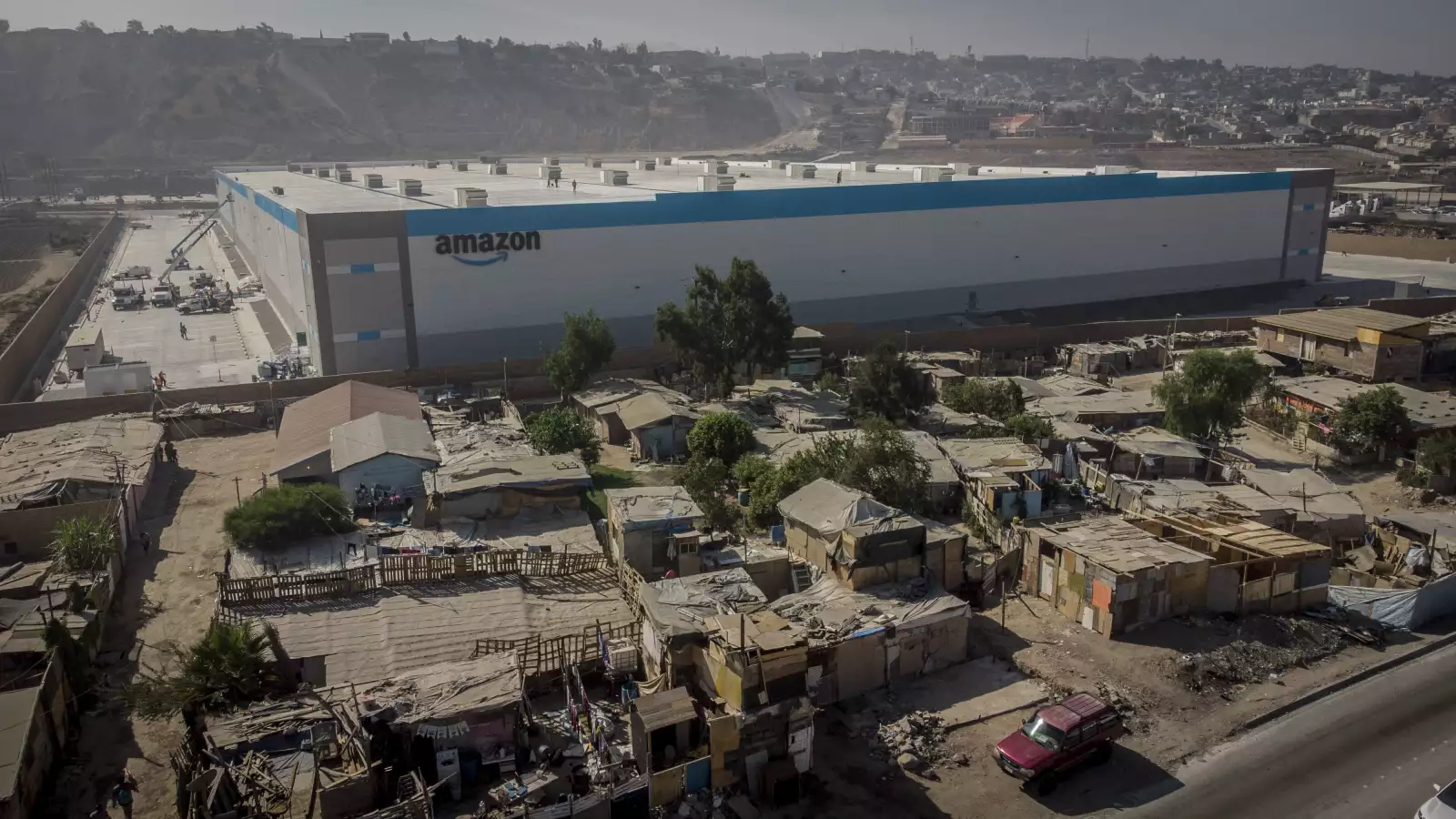 La empresa transnacional Amazón instaló su novena planta de distribución en Mexico.