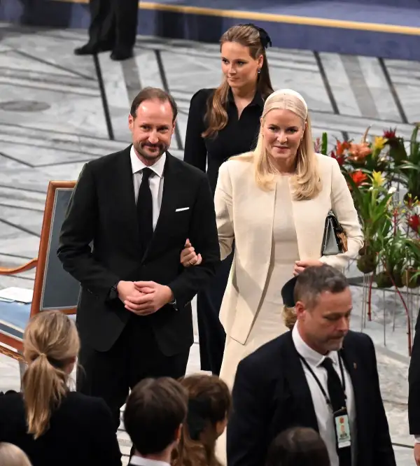 principe-Haakon-salud-mette-marit-noruega