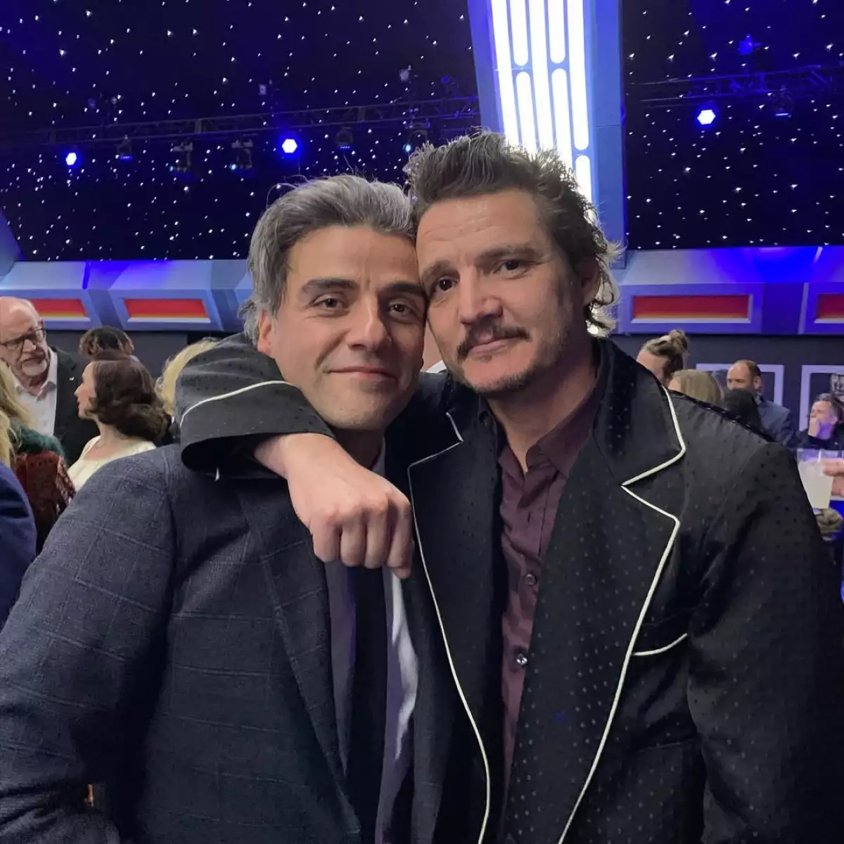 Foto de Oscar Isaac y Pedro Pascal abrazados.
