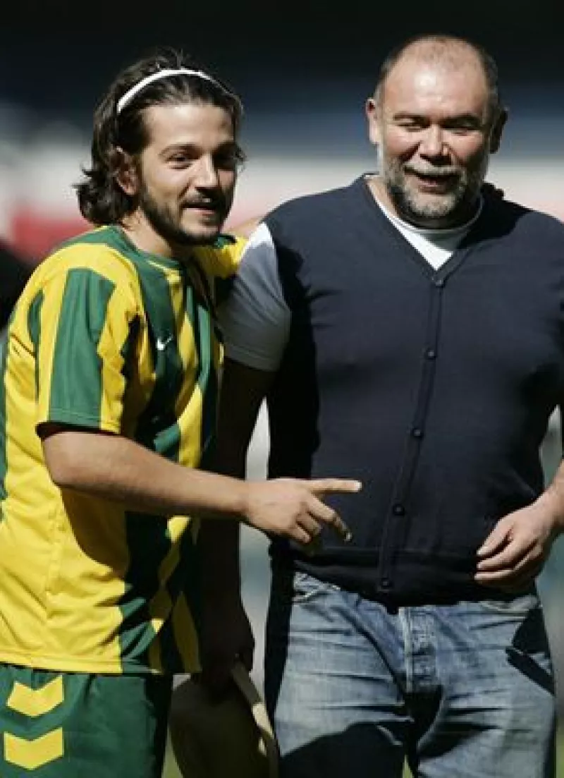 Para promocionar su filme "Rudo y Cursi", el actor jugó una "cascarita" en el Estadio Azteca.