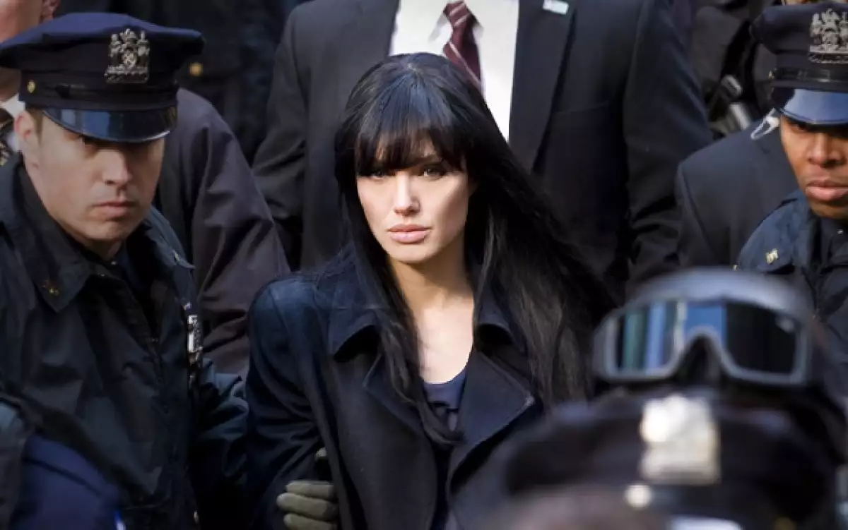 Angelina Jolie hace su sueño realidad de ser James Bond en mujer, con el personaje de la Agente Salt.