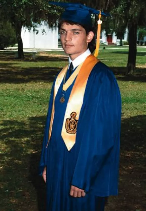 Se graduó de la prepa Monteverde, en Florida, con uno de los mejores promedios.