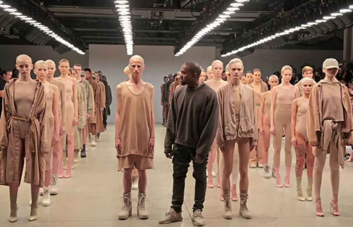 Una vez más, la marca de fast fashion se ha visto envuelta en un caso de plagio al ser acusada de copiar algunos de los looks de la colección Yeezy Season 2 de Kanye West. Compara y dinos qué piensas.