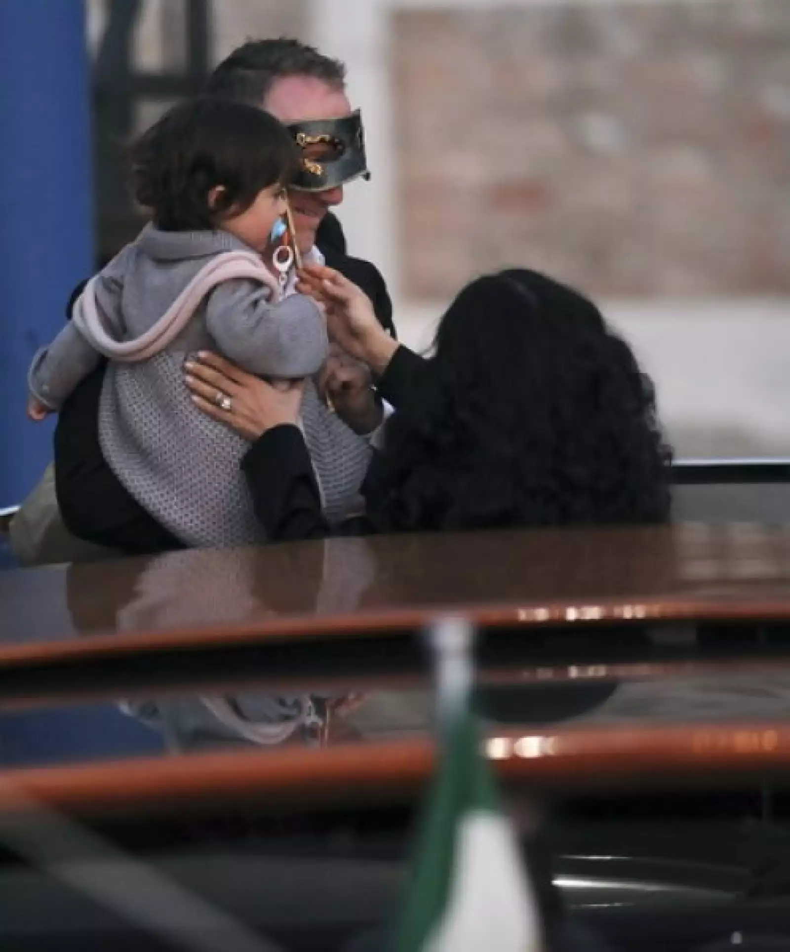 Este viernes se organizó un coctel previo a la boda, en el que para despistar a la prensa, tanto Salma, François-Henri y los invitados lucieron antifaces. Acá los esposos saliendo con su pequeña hija, Valentina Paloma.