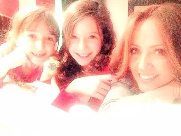 Andrea junto a sus hija Mía y Nina, fruto de su matrimonio con el músico Erik Rubín.