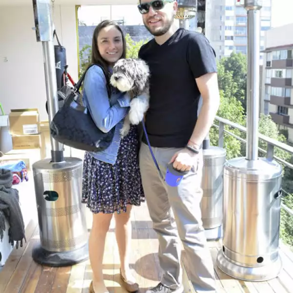 Patricia y Joaquín Portilla con su perra Micaela