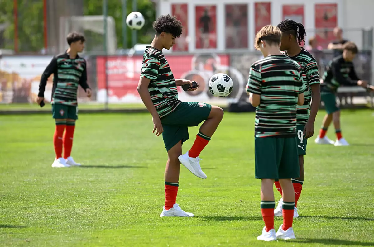Foto de Cristiano Ronaldo Jr haciendo "dominadas" con un balón de futbol en el campo de juego del estadio Sveti Martin na Muri en Zagreb, Croacia.