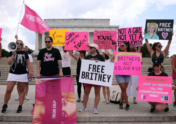 fans-free-britney-tutela