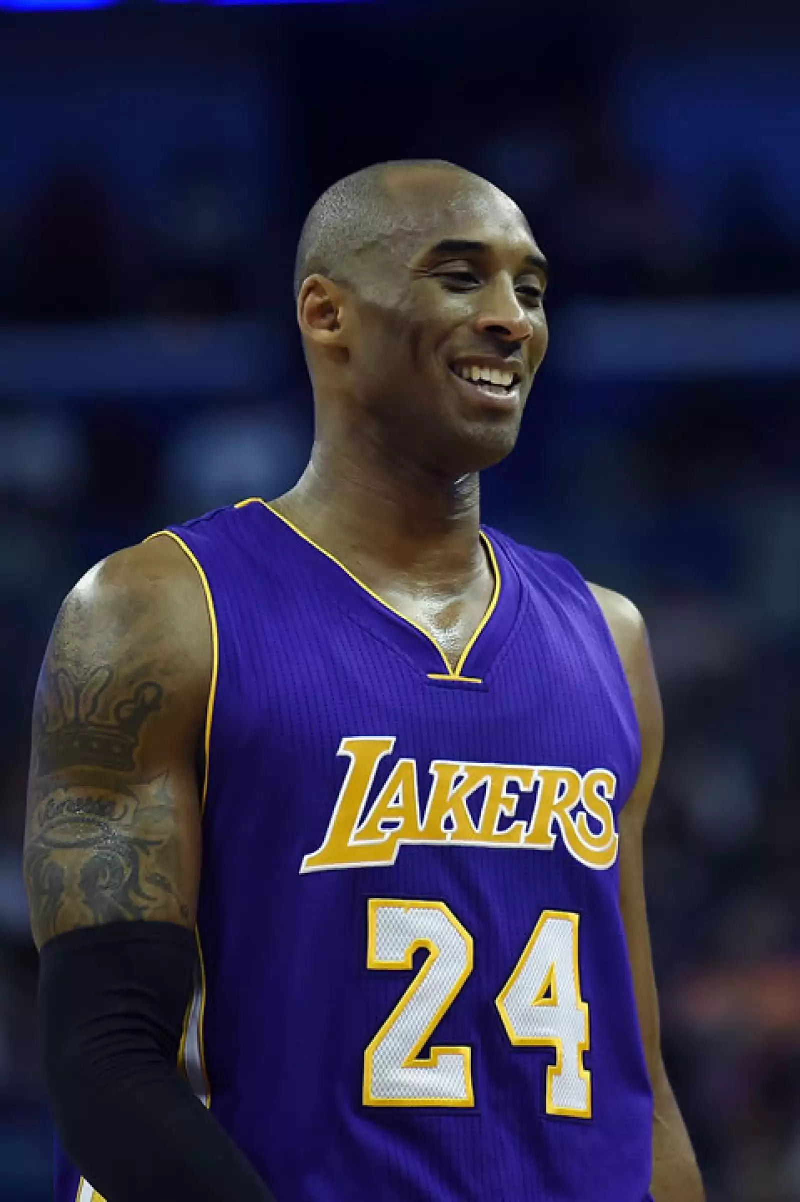 El basquetobolista Kobe Bryant demandó a su mamá por vender a organizadores de subastas sus recuerdos de deporte de su infancia con los que ella ganó medio millón de dólares.
