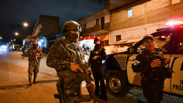 Soldados del ejército guatemalteco y oficiales de policía patrullan una calle del barrio Manuel Colom Argueta durante el estado de emergencia declarado por el gobierno en la Ciudad de Guatemala el 22 de enero de 2026.