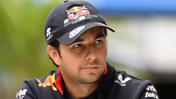 Foto de Checo Pérez con gesto serio, vistiendo el uniforme de Red Bull.