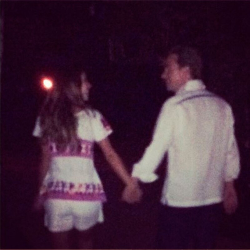 Este lunes la cantante compartió esta romántica imagen pero no se expresó al respecto del supuesto compromiso.