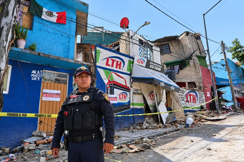 Diversas casas aledañas resultaron con daños severos tas la explosión, del día de ayer, por acumulación de gas debido a una supuesta fuga en un local de tacos, ubicado en la lateral de Alta Tensión colonia Minas de Cristo Rey, alcaldía Álvaro Obregón.