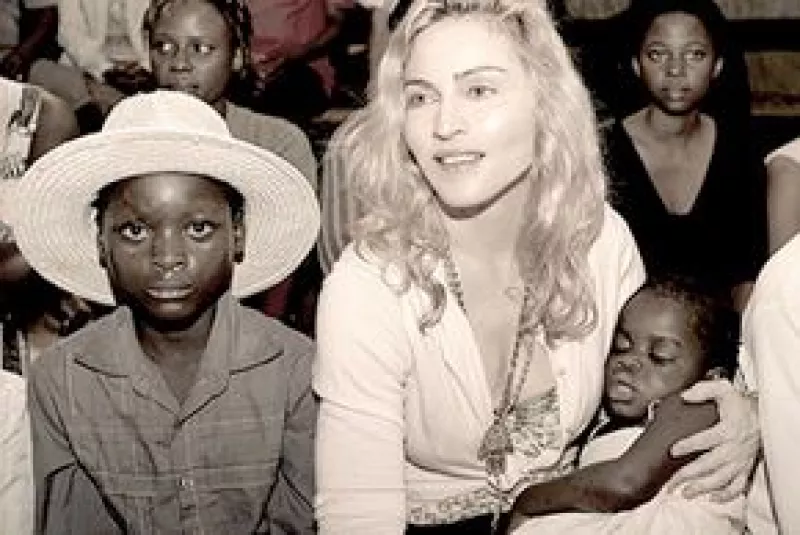 La Reina del Pop recibió la autorización para adoptar a la niña Chifundo `Mercy´ James, de tres años, a quien ya le van a tramitar su pasaporte.