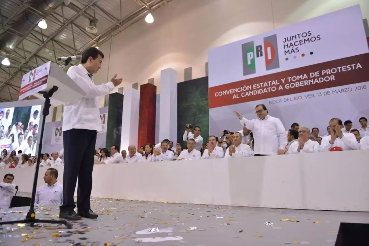 Héctor Yunes Landa (izquierda) saluda al gobernador Javier Duarte durante la toma de protesta como candidato a sucederlo en el gobierno estatal.