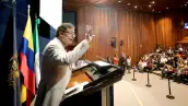 Gustavo Petro en el escenario como expositor de la conferencia “El capital en el siglo XXI: economía política de la crisis climática”.