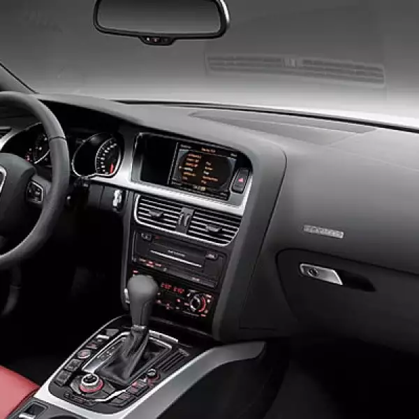 El interior es muy silencioso y cómodo, y su diseño es convencional y tradicional, pero con nuevas incorporaciones como el lector de tarjetas SD y entrada auxiliar MP3.