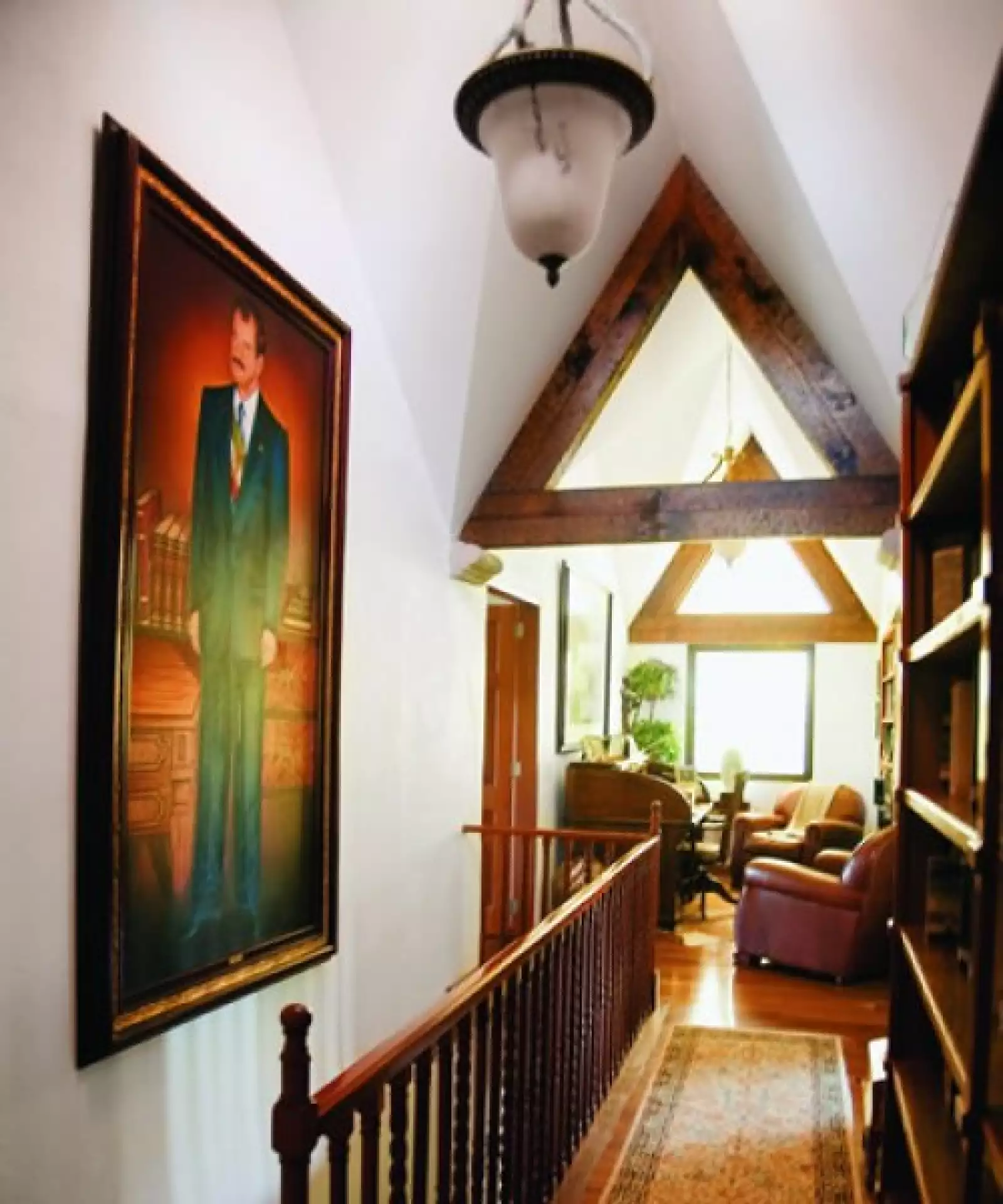 La casa que Fox construyó hace más de 30 años está totalmente redecorada por Marta, como ella misma nos especificó. En la foto, el pasillo que conduce a la recámara principal.