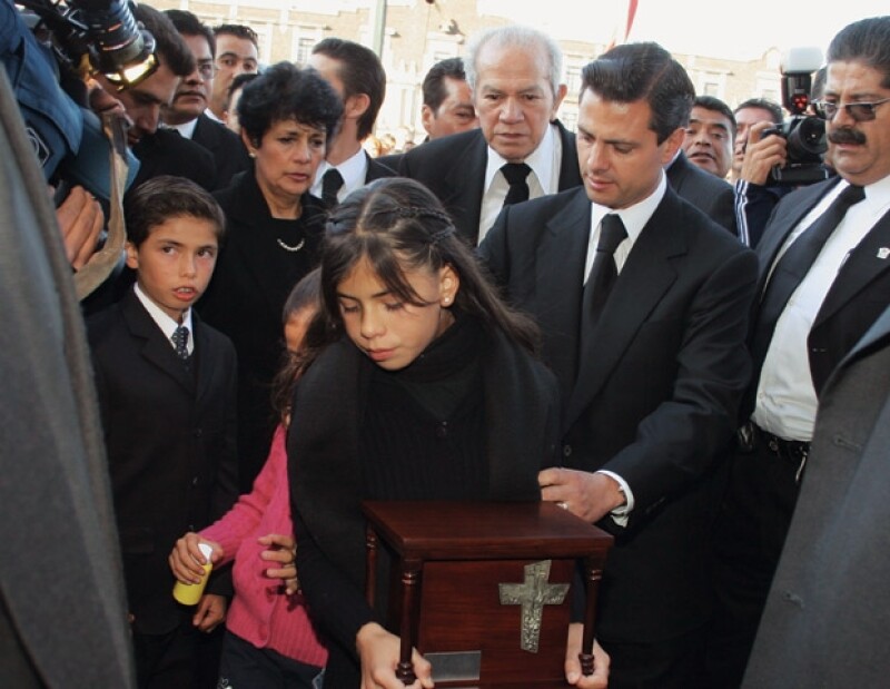 Alejandro, Nicole, Paulina y Enrique Peña Nieto durante el funeral de Mónica Pretelini.