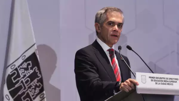 De acuerdo con la reforma política del Distrito Federal aprobada en 2015, el jefe de gobierno de la capital tiene la facultad exclusiva de presentar un proyecto de Constitución.