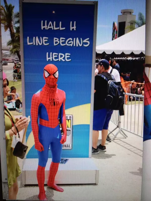 Así lució el actor el disfraz del famoso Hombre Araña, pasando desapercibido ante cientos de asistentes.