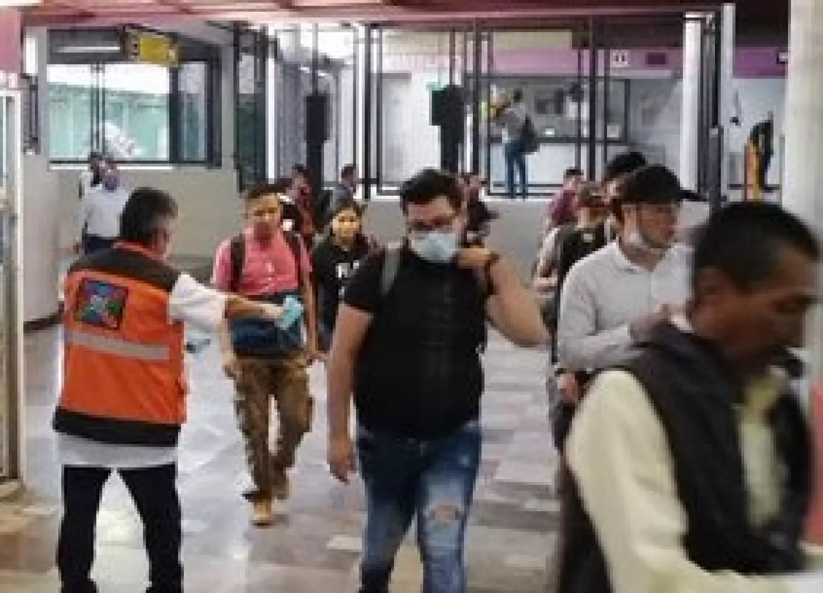 Pasajeros con cubrebocas