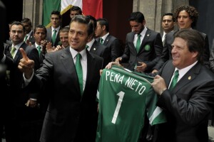 Enrique Peña recibió de manos de Miguel Herrera su camiseta oficial para apoyar al equipo.
