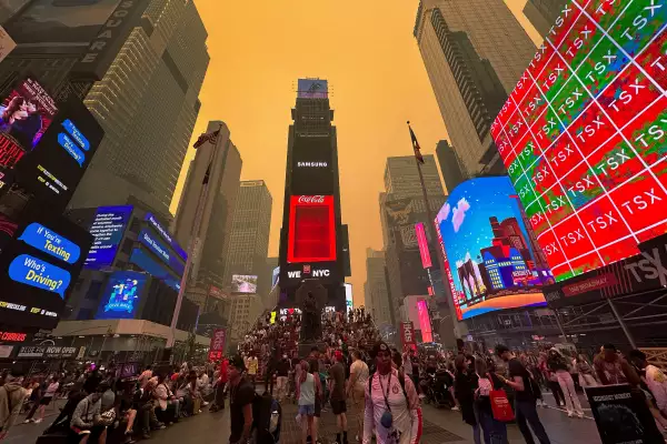 La gente se amontonó en Times Square mientras Manhattan está envuelto en neblina y humo que se desplazó hacia el sur de los incendios forestales en Canadá, en la ciudad de Nueva York, Nueva York, EE. UU., el 7 de junio de 2023.