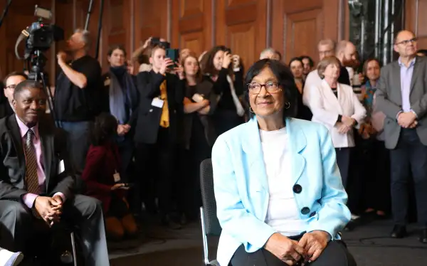 Navi Pillay, ganadora del Nobel de la Paz 2026, posa en el histórico tribunal de Núremberg, Alemania, el 9 de octubre.
