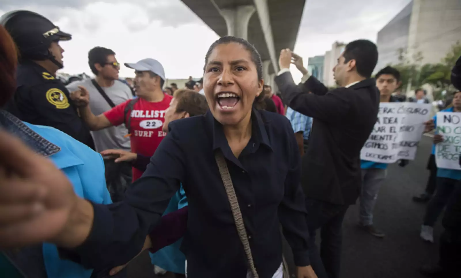 El bloqueo de los manifestantes duró más de cuatro horas en los carriles centrales y laterales de Periférico, una de las arterias viales más importantes de la capital.