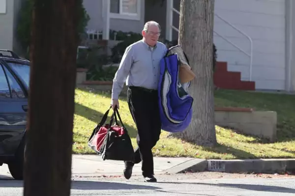 El padre de Paul, Paul William Walker III, trasladando algunas de las pertenencias de su hijo.