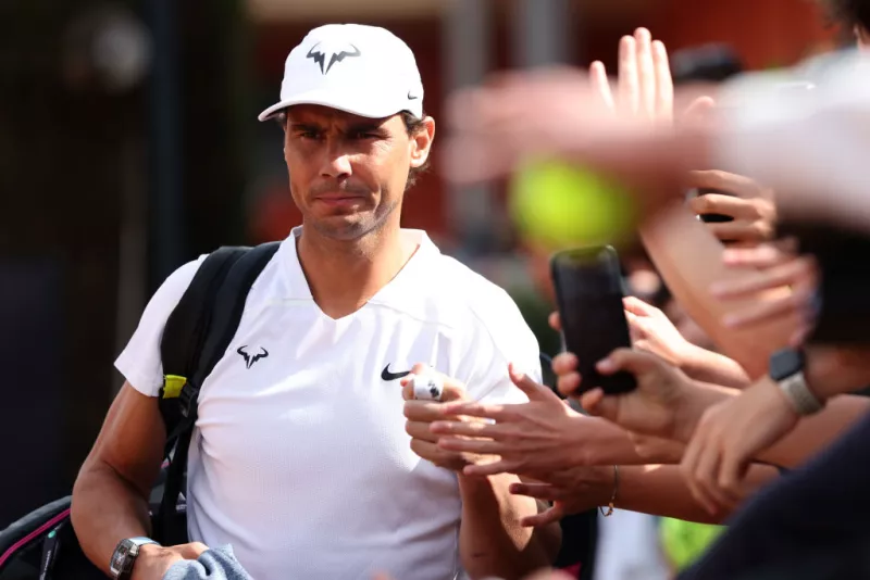 Foto de Rafael Nadal caminando con una gorra y saludando a admiradores